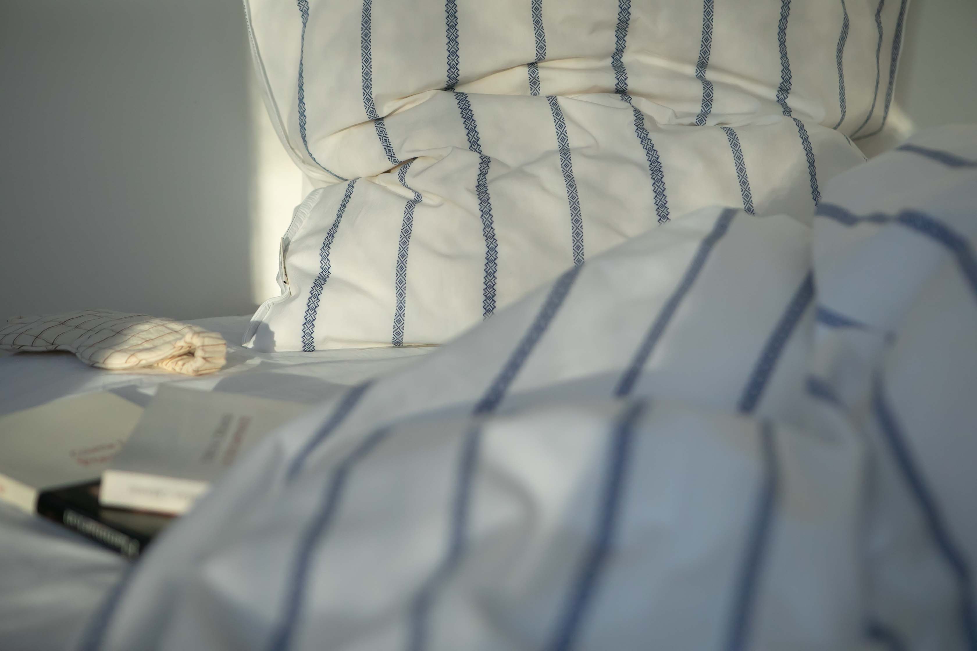 Jeg er stolt twinkle hjælpeløshed 140x220 - Økologisk sengetøj med ekstra længde - Studio Feder